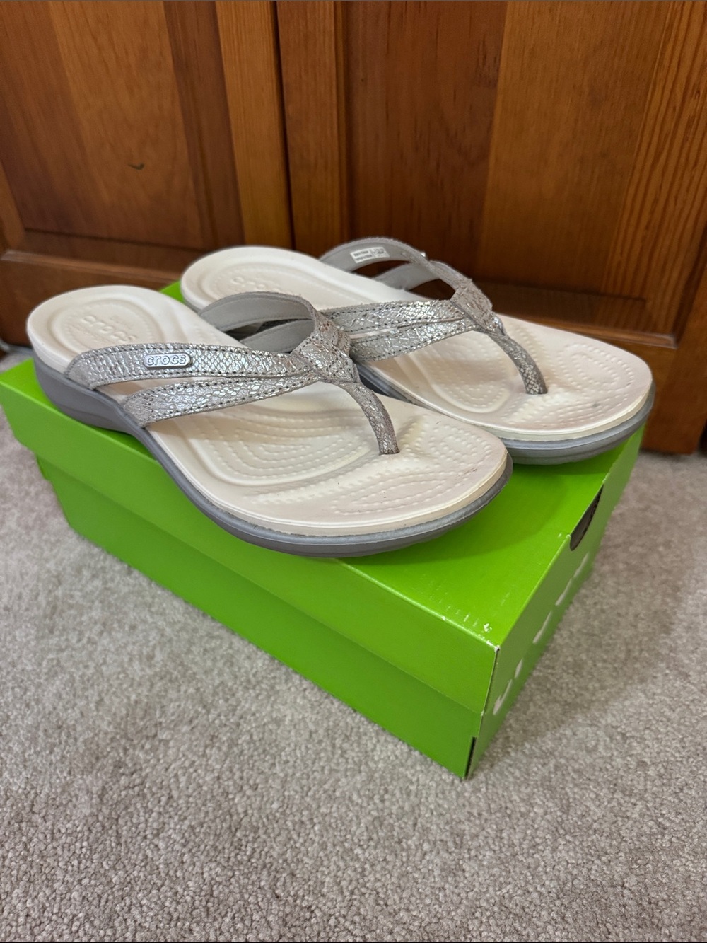 Crocs Capri Strappy Silver Metallic Flip Flops Sandals White Gray Women’s 7